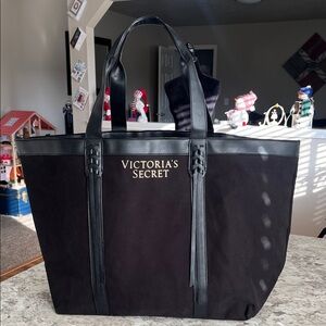 NEW WITHOUT TAGS Victoria’s Secret Travel Tote Duffel/Weekender Bag